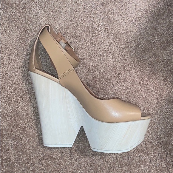 BCBG super cute nude wedges - Picture 3 of 3